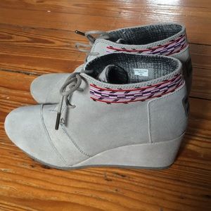 NWOT - Tom’s Desert Wedge Shoe Grey Suede 8W
